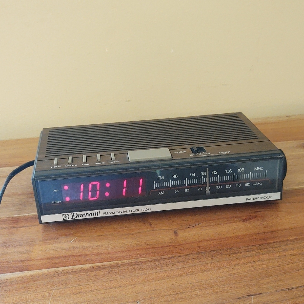Vintage Emerson RED5511 Digital Clock AM/FM Radio